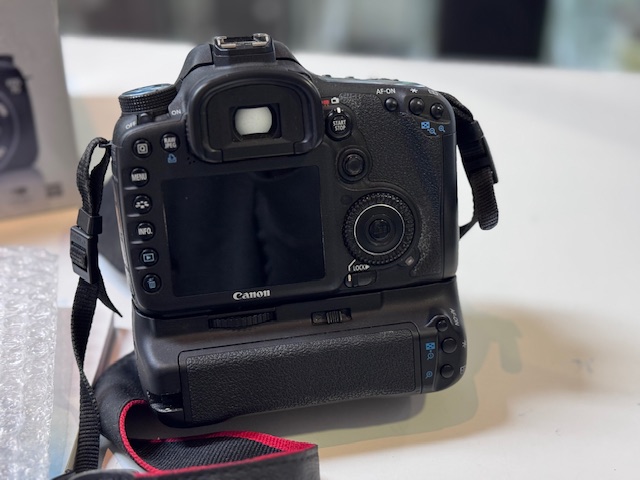 Canon Eos 7d Kamera mit Tamron SP 70-300mm | Mit Verpackung | Anleitung | Ladegerät | 3 Akkus | Batteriegrieff | Zustand: Sehr Gut – Bild 3