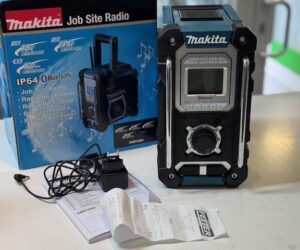 Makita DMR108N Akku-/Elektro-Baustellenradio solo, mit verpackung und rechnung von fetter (01.08.25)  | Zustand: Wie Neu