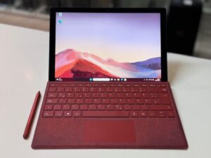 Microsoft Surface Pro 7  | Core i5  |  8GB Ram  |  256GB SSD  |  Windows 11  |  Tastatur  |  Stifft  |  Originale Ladegerät  | Zustand: Gut