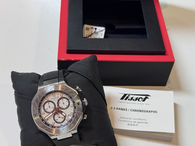 Tissot T-Race Chronograph, Quarz, 45 mm, weißes Zifferblatt, schwarzes Silikonband, Saphirglas, mit Originalverpackung. | Zustand: Sehr Gut – Bild 4