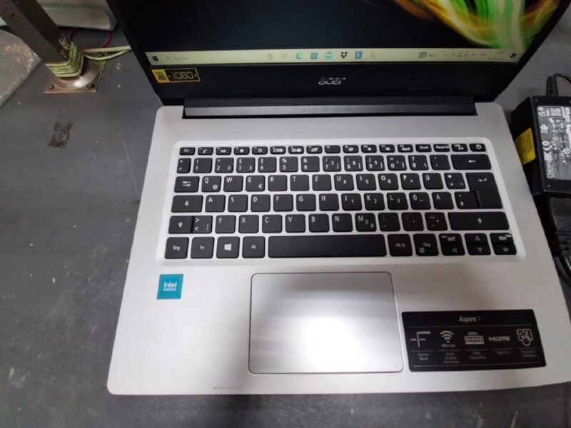 Acer Aspire 1 A114-33-C6ZV, 14Zoll FHD, Intel Celeron N5100, 4GB | 64GB eMMC, DE-Tastatur, leichte Kratzer auf der Rückseite | Zustand: Gut – Bild 3
