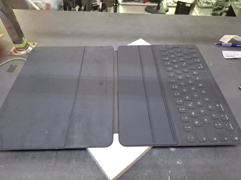 Apple Smart Keyboard Folio 12,9", Deutsch QWERTZ, für iPad Pro 12,9" (3.-6. Gen.), Schutzhülle, leichte Gebrauchsspuren. | Zustand: Gut – Bild 4