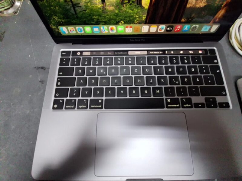 Apple MacBook Pro 13,3 Zoll  M2, 2022, DE | 8 | 256Gb | Zyklen 39 | Ladegerät | Zustand: Gut – Bild 3