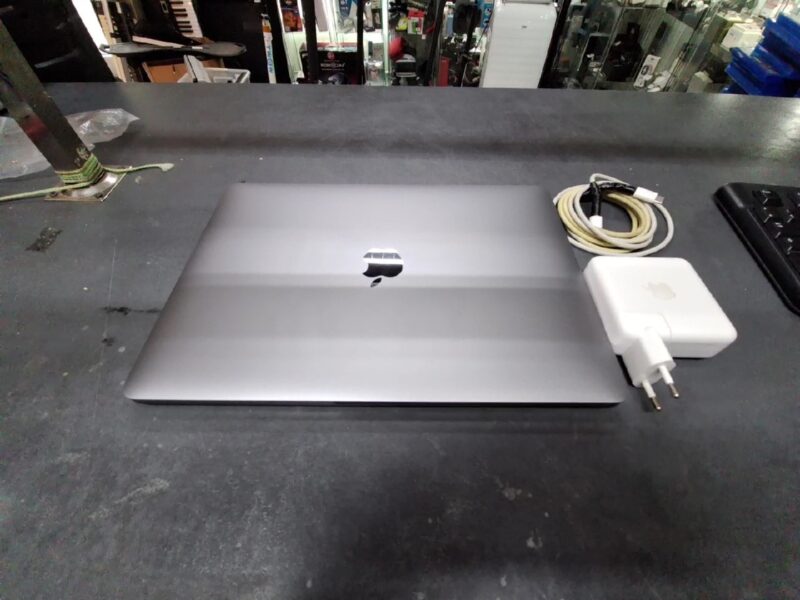 Apple MacBook Pro 13,3 Zoll  M2, 2022, DE | 8 | 256Gb | Zyklen 39 | Ladegerät | Zustand: Gut – Bild 4