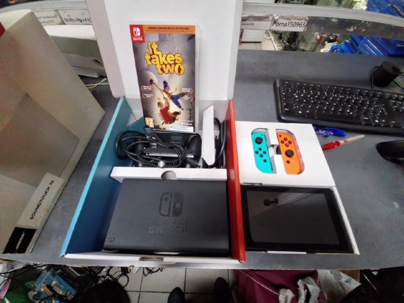 Nintendo Switch, mit Originalverpackung, + Spiel It Takes Two. | Zustand: Sehr Gut | Farbe: schwarz – Bild 2