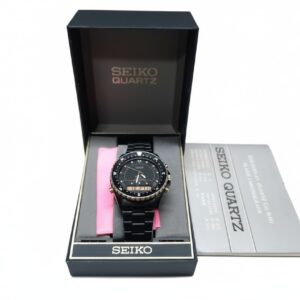 Seiko Sports 100 SAX026J Schwarz, Vintage Quarzuhr mit Originalbox und Anleitung, schwarzes Gehäuse und Band. | Zustand: Sehr Gut | Farbe: schwarz