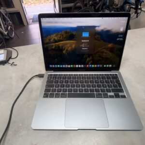 Apple MacBook Air M1 (2020), Apple M1 Chip, 8GB | 256GB SSD, 13,3" Retina, 123 Zyklen, Space Grau, AZERTY-Tastatur, sehr guter Zustand. | Zustand: Gut