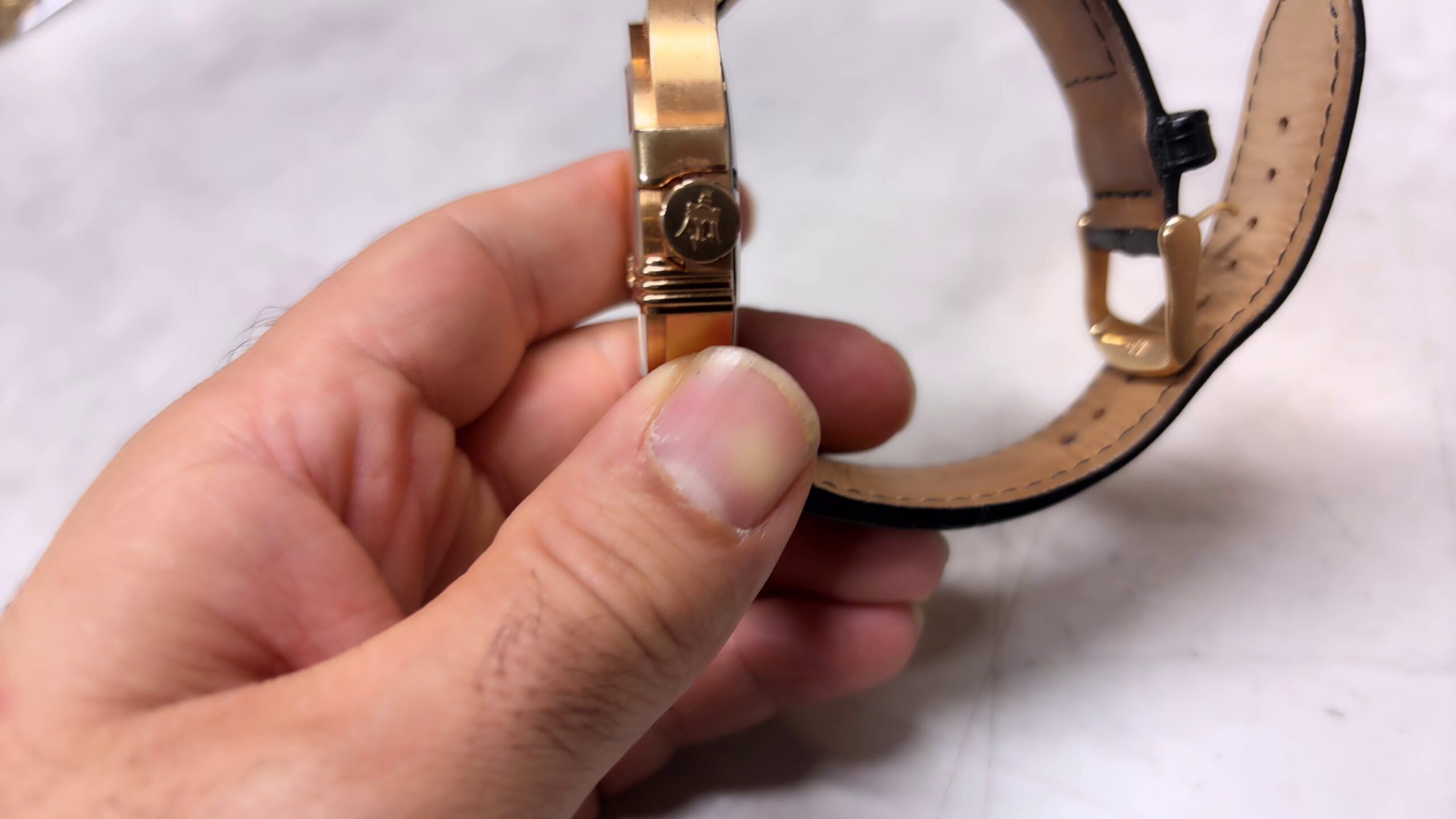 Maserati 8851103019, Herrenuhr mit Quarzwerk, Roségold-Akzenten, weißem Zifferblatt und schwarzem Lederarmband. | Zustand: Gut – Bild 4