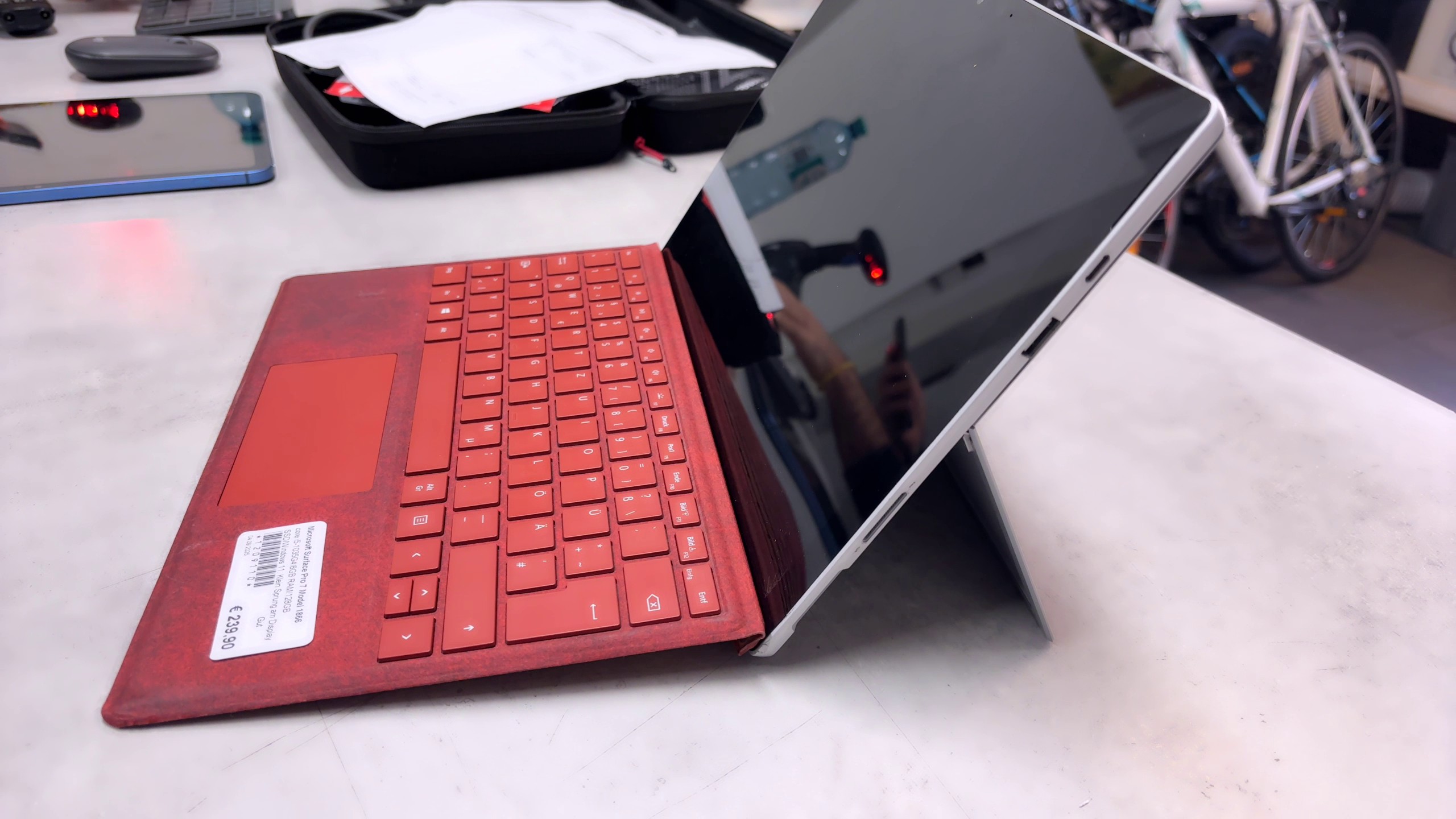 Microsoft Surface Pro 7 Model 1866, core i5-1035g4 | 8gb ram | 128gb ssd | windows 11. klein sprung am display ecke recht. | Zustand: Gut – Bild 4
