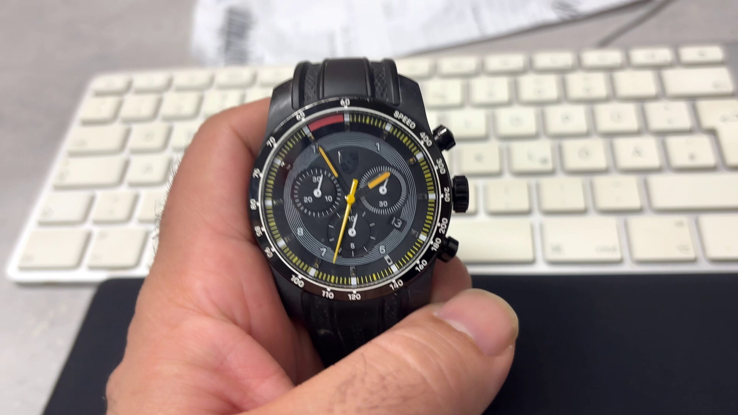 Porsche Design Chronograph 1, Sportlicher Chronograph mit Titan-Gehäuse und schwarzem Zifferblatt, inspiriert vom 911-Armaturenbrett. | Zustand: Gut – Bild 2