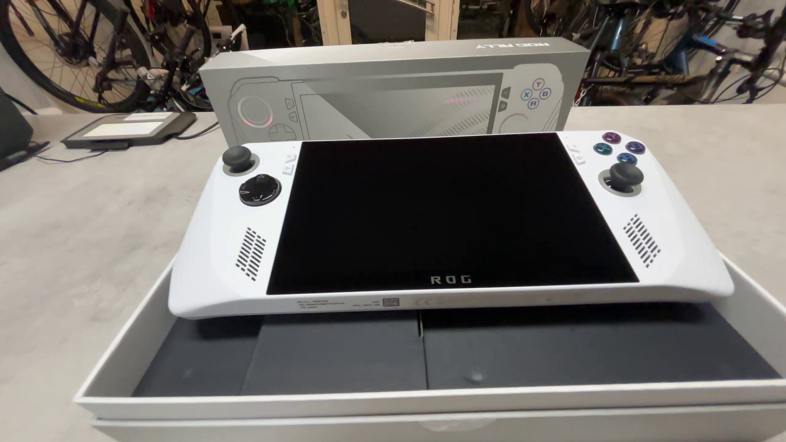 ASUS ROG Ally RC71L-NH019W, mit Originalverpackung | Ryzen Z1, 16GB RAM 512GB SSD | Zustand:: Sehr Gut | Farbe: weiss – Bild 3