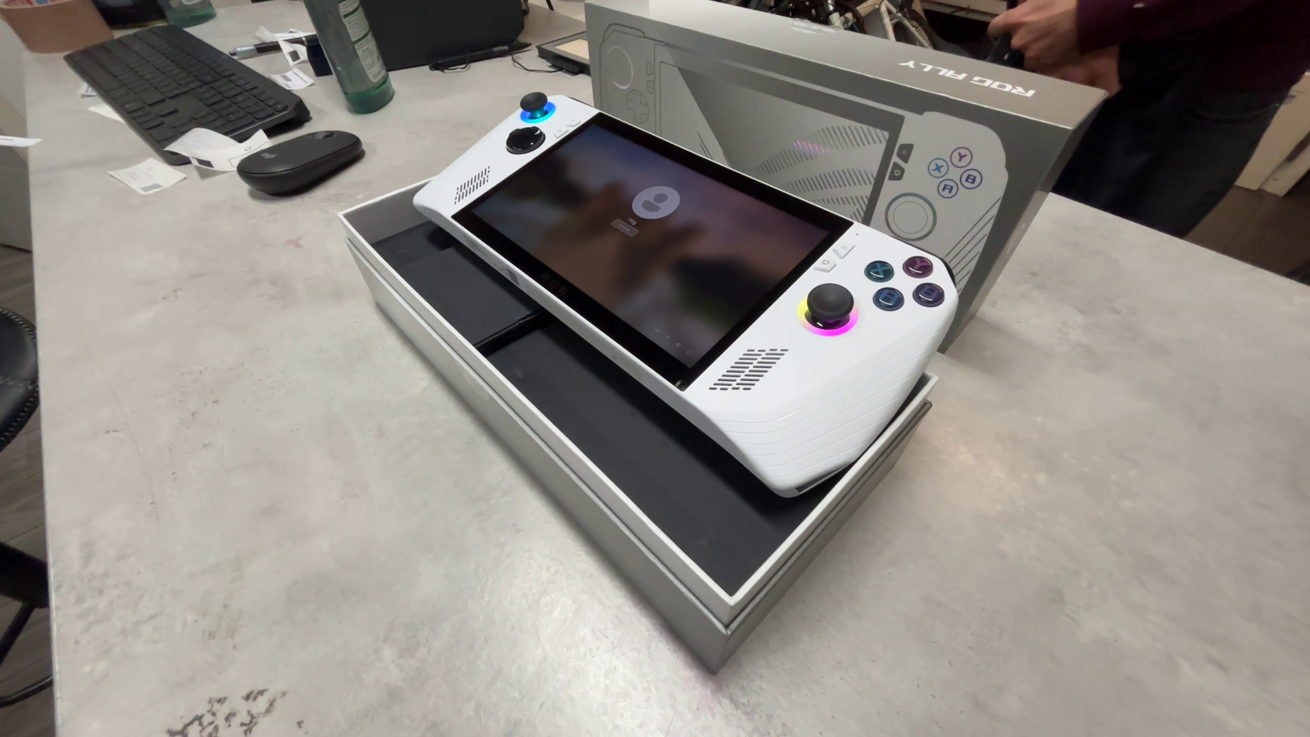 ASUS ROG Ally RC71L-NH019W, mit Originalverpackung | Ryzen Z1, 16GB RAM 512GB SSD | Zustand:: Sehr Gut | Farbe: weiss – Bild 5