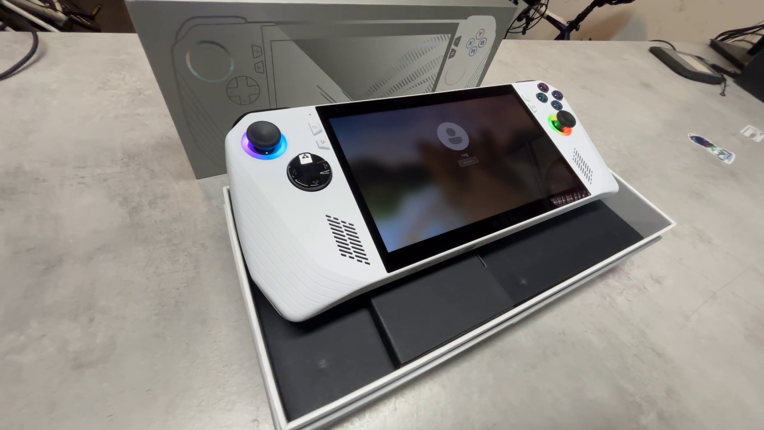 ASUS ROG Ally RC71L-NH019W, mit Originalverpackung | Ryzen Z1, 16GB RAM 512GB SSD | Zustand:: Sehr Gut | Farbe: weiss – Bild 6