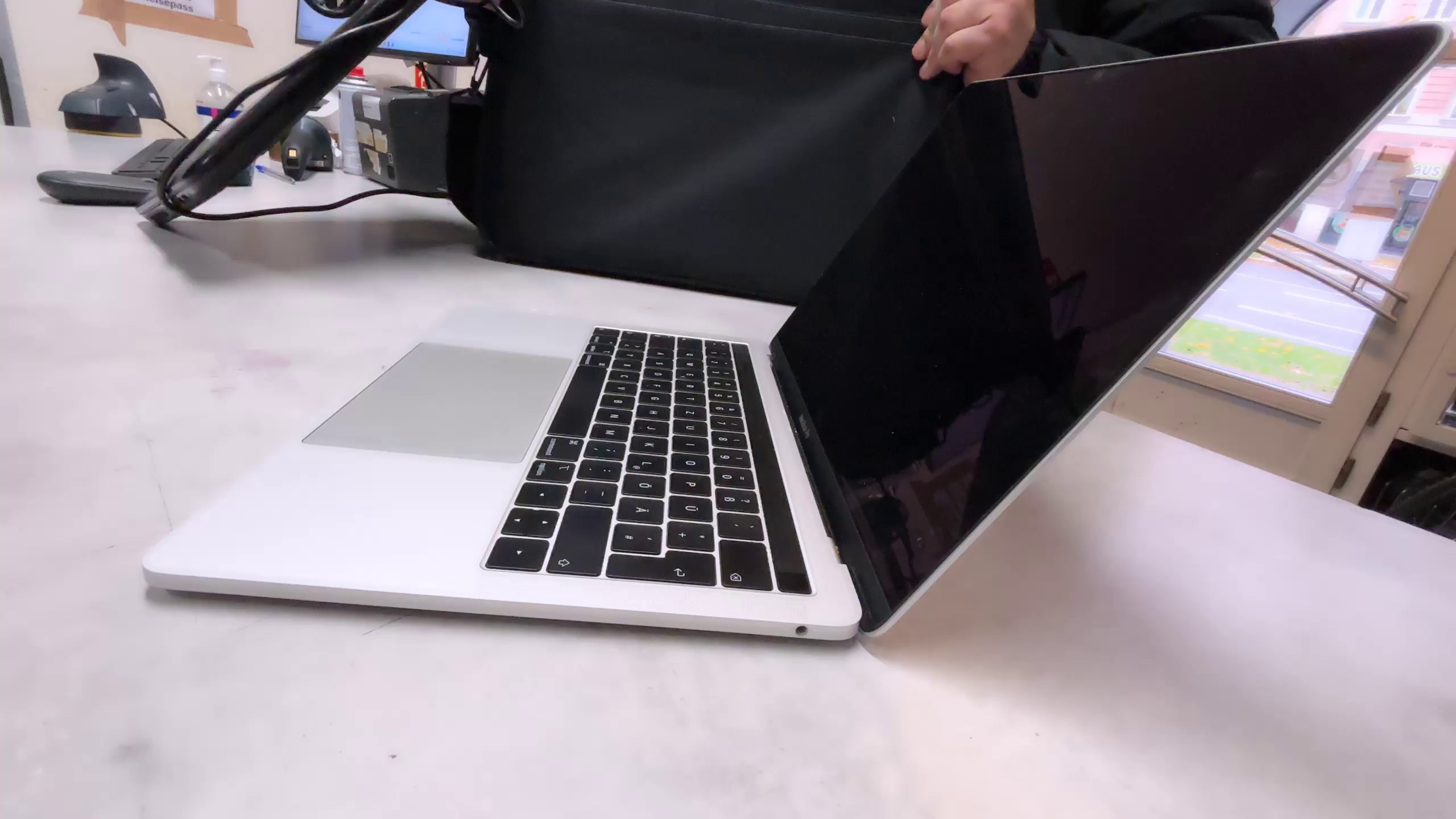 Macbook Pro 2019 I5 16gb , ohne ladegerät | Zustand: Gut – Bild 4