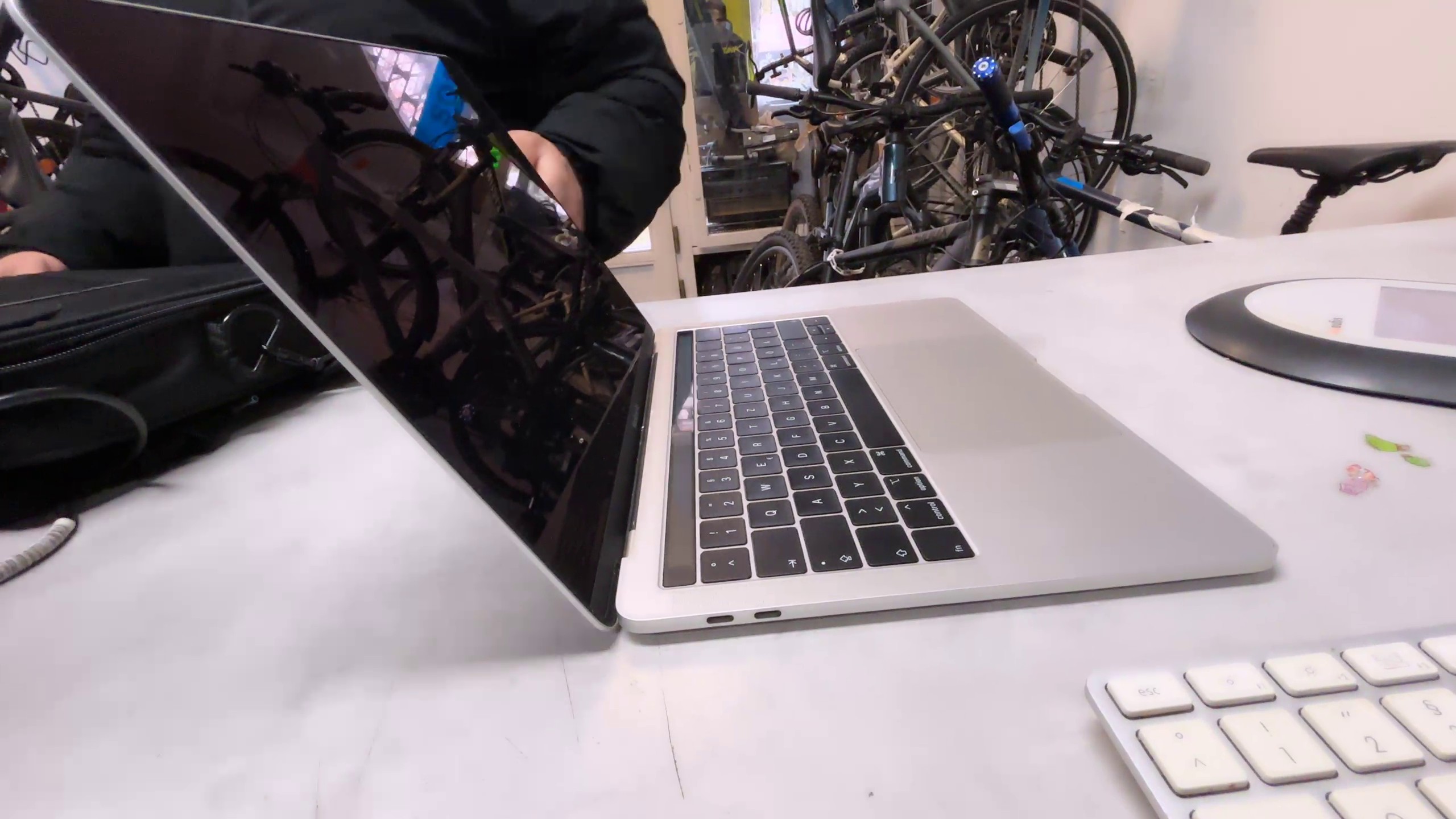 Macbook Pro 2019 I5 16gb , ohne ladegerät | Zustand: Gut – Bild 5