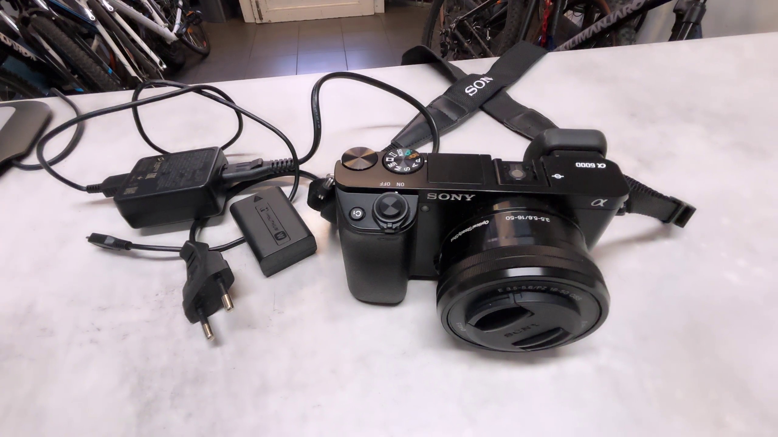 Sony Alpha a6000, Kit-Objektiv E PZ 16-50mm F3.5-5.6 OSS, inkl. 2 Akkus und Ladegerät.",
"thoughtSignature": "CunSAQHR7Ypv3IRl7UGdH73FrWr8snA8N+c+1A2QEdOtsnozaYDTl6f7 | YGfSXTLK9OMbS2rYqqg8NExJzykHy4oH | e+Eo0K | Zustand: Gut – Bild 2