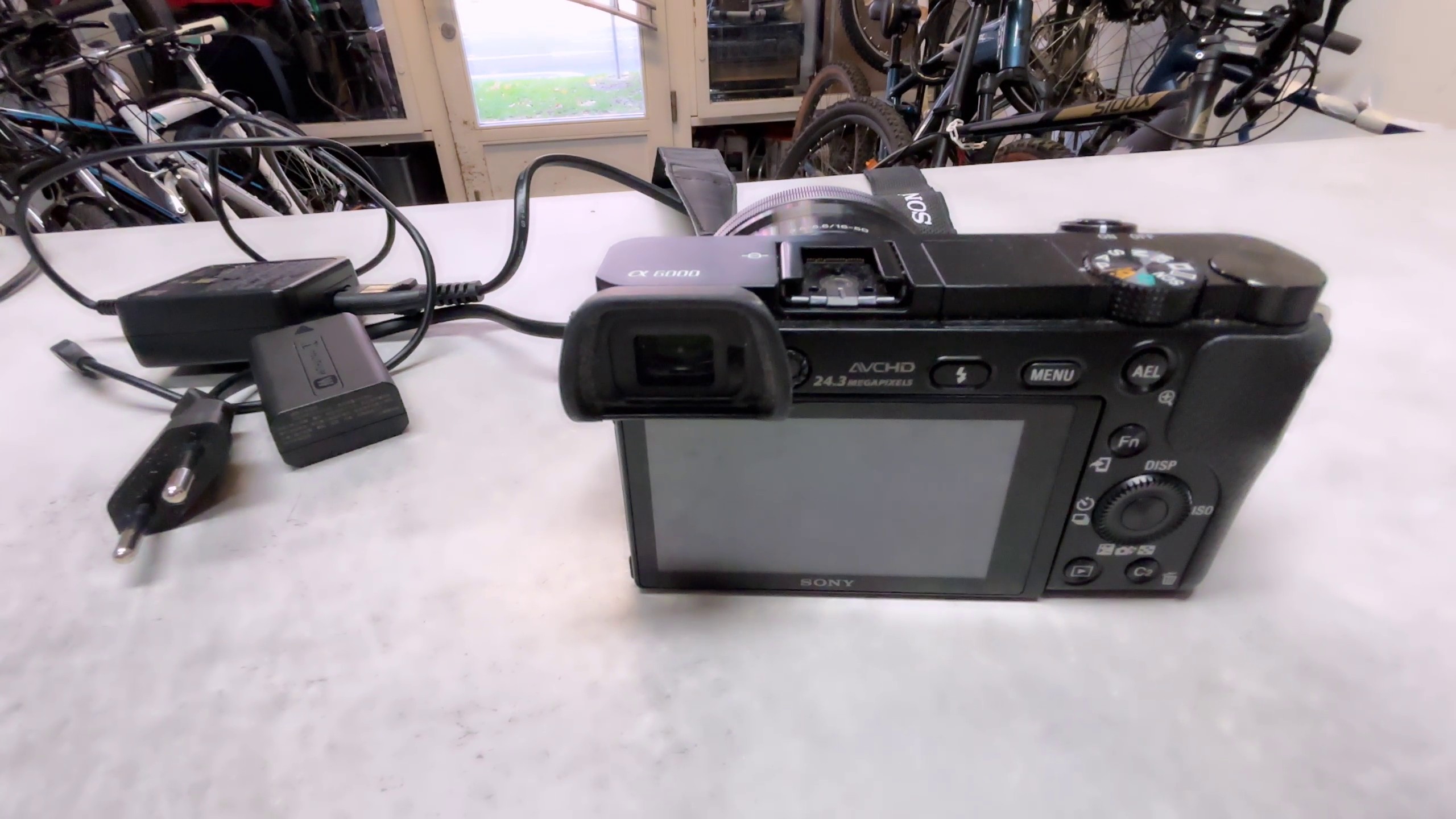 Sony Alpha a6000, Kit-Objektiv E PZ 16-50mm F3.5-5.6 OSS, inkl. 2 Akkus und Ladegerät.",
"thoughtSignature": "CunSAQHR7Ypv3IRl7UGdH73FrWr8snA8N+c+1A2QEdOtsnozaYDTl6f7 | YGfSXTLK9OMbS2rYqqg8NExJzykHy4oH | e+Eo0K | Zustand: Gut – Bild 3