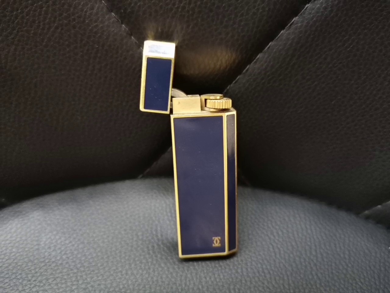 Cartier Feuerzeug, Hochwertiges Gasfeuerzeug, nachfüllbar. Klassisches Design mit Doppel-C-Dekor. | Zustand: Gut – Bild 2