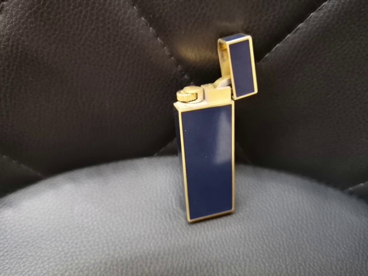 Cartier Feuerzeug, Hochwertiges Gasfeuerzeug, nachfüllbar. Klassisches Design mit Doppel-C-Dekor. | Zustand: Gut – Bild 4