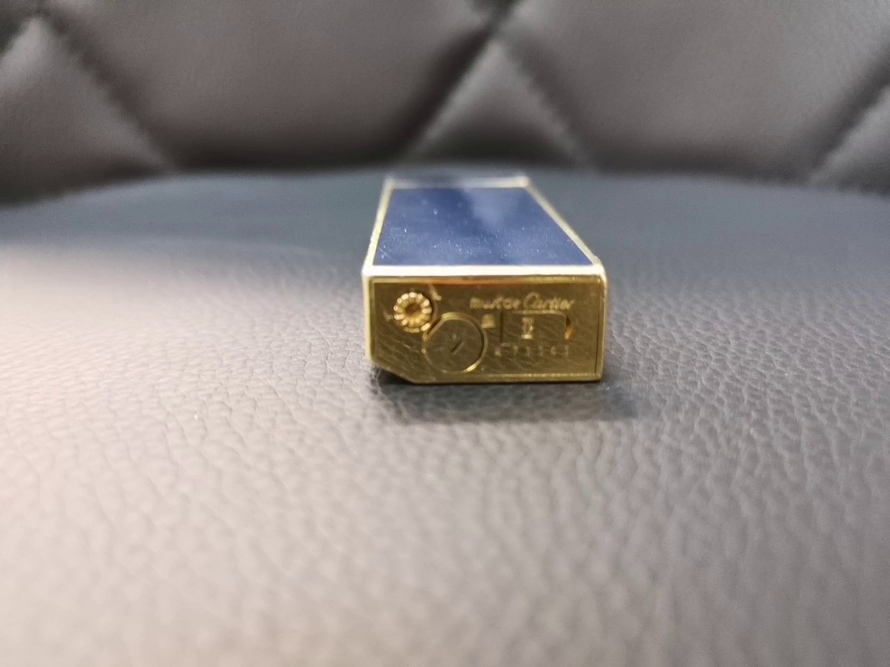 Cartier Feuerzeug, Hochwertiges Gasfeuerzeug, nachfüllbar. Klassisches Design mit Doppel-C-Dekor. | Zustand: Gut – Bild 5