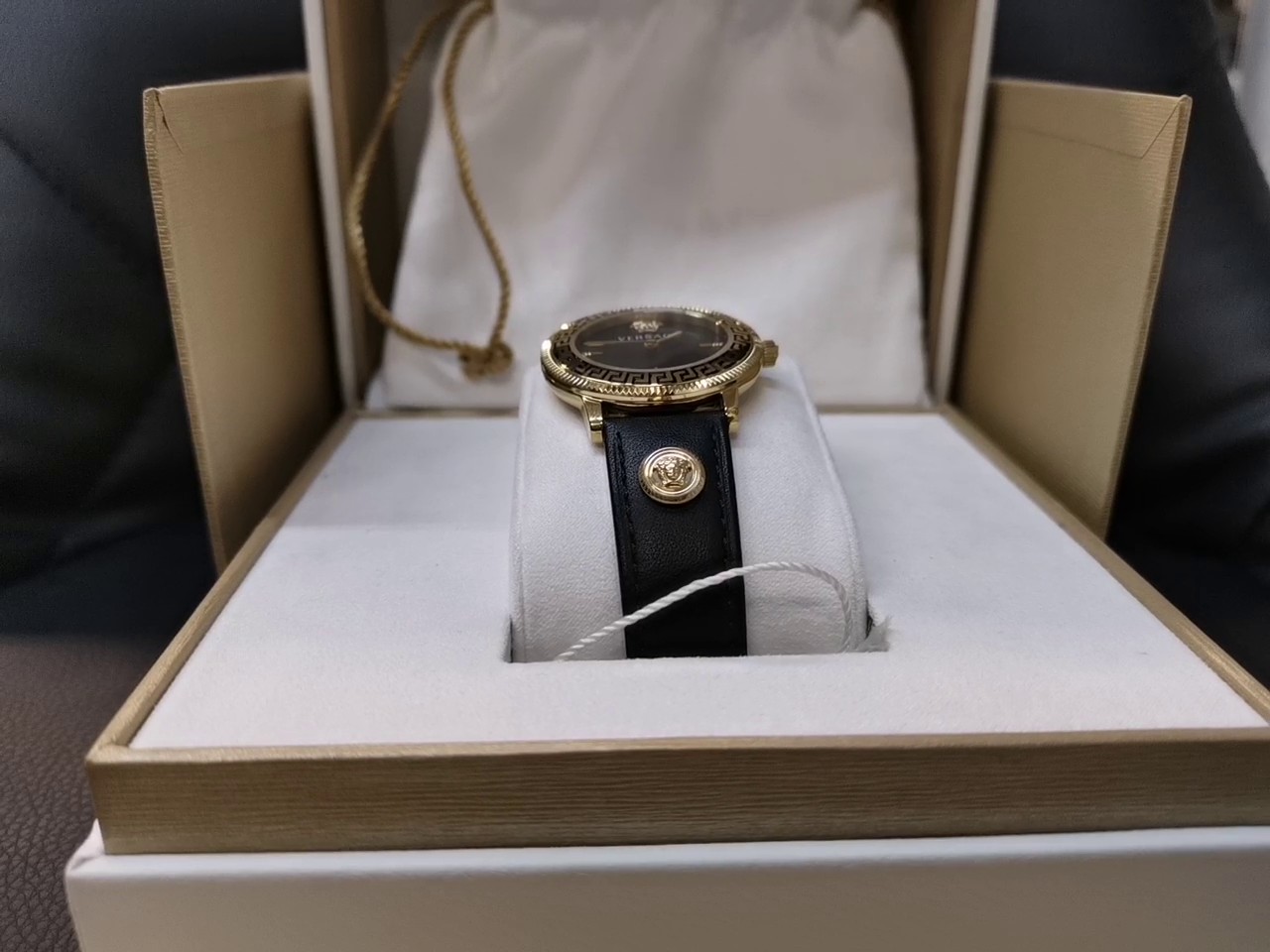 Versace V-tribute Quarzwerk Damen-armbanduhr, mit Originalverpackung | Zustand: Wie Neu – Bild 4