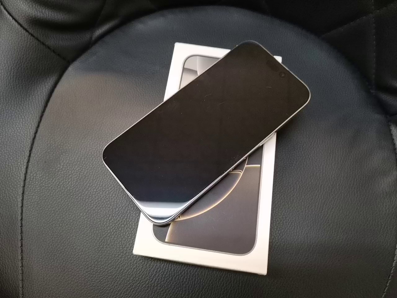 iPhone 16 Pro Max 256GB, mit Originalverpackung hat Kratzer, Garantie gültig bis 26.01.2026 | SimLock: Frei | Zustand: Gut | Farbe: grau | Akku: 98% – Bild 7