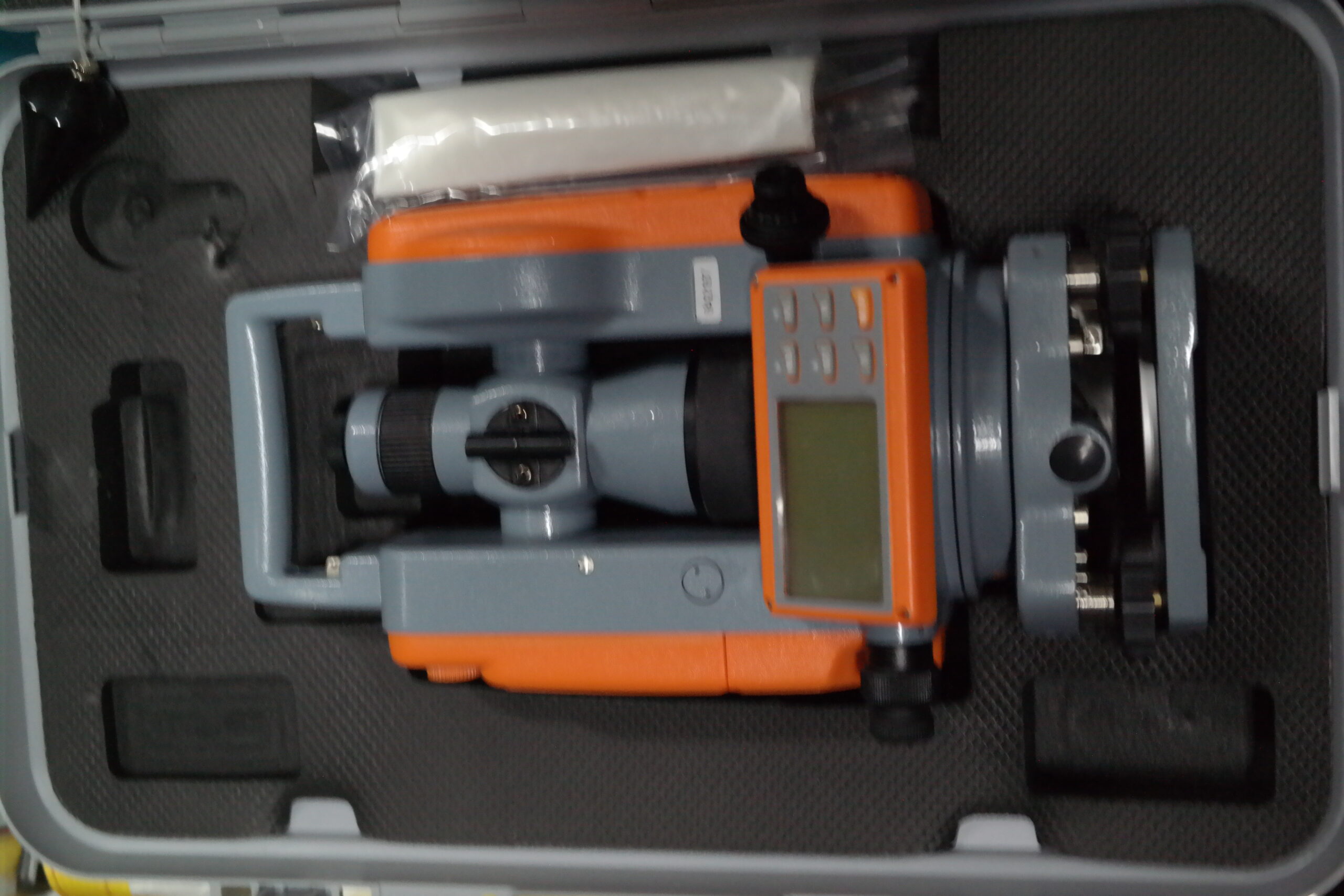 NEDO ET-5 Bautheodolit mit Laserlot, Elektronischer Bautheodolit mit 30-facher Vergrößerung, Laserlot und Transportkoffer. | Zustand: Sehr Gut