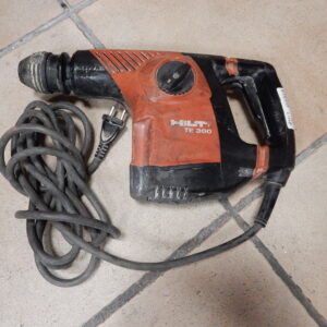 Hilti TE 300-AVR, Leichter Meißelhammer mit SDS-Plus (TE-C) Aufnahme und aktiver Vibrationsreduzierung (AVR).",
            "thoughtSignature": "CtMEAdHtim | X61YpPx6jej5k5ZMWajh7333F3noLoD4FZAhpKzZIflycNYdHgAl3IyZ1A+IFernbedienung | Zustand: Gut