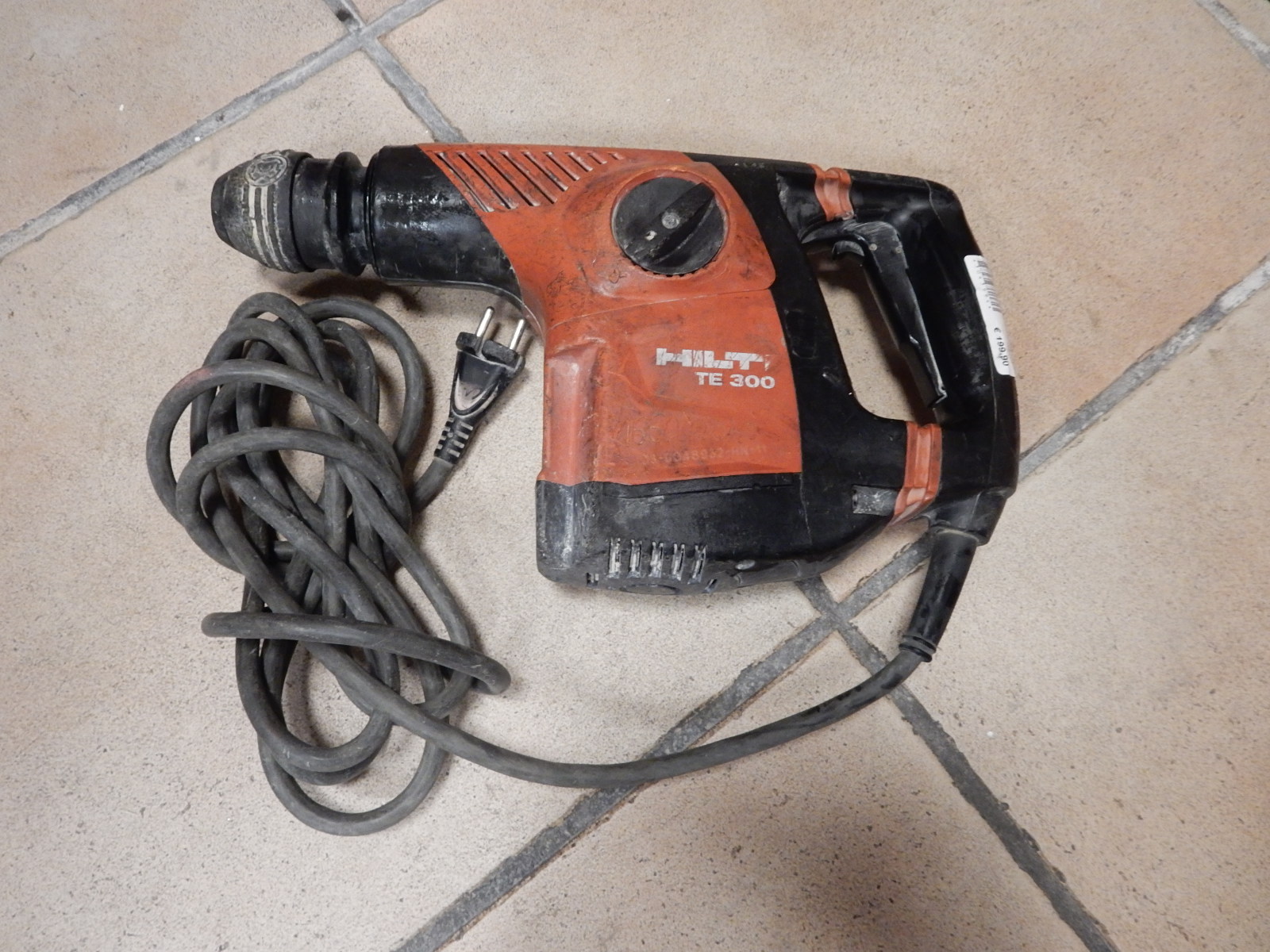 Hilti TE 300-AVR, Leichter Meißelhammer mit SDS-Plus (TE-C) Aufnahme und aktiver Vibrationsreduzierung (AVR).",
"thoughtSignature": "CtMEAdHtim | X61YpPx6jej5k5ZMWajh7333F3noLoD4FZAhpKzZIflycNYdHgAl3IyZ1A+IFernbedienung | Zustand: Gut