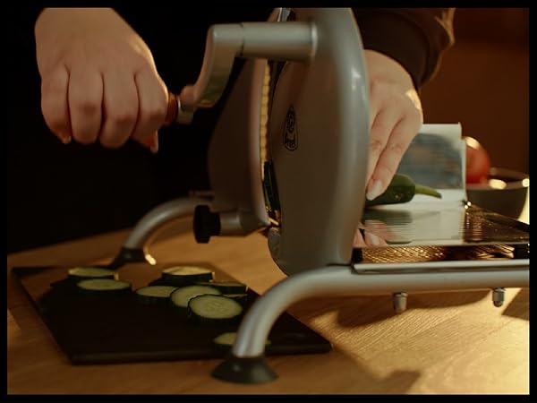 Graef Manuale H9, Manueller Vollmetall-Allesschneider mit 190mm Wellenschliffmesser, 0-15mm Schnittstärke, mit Originalverpackung.",
"thoughtSignature": "CucFAdHtim9JsKNCyxl99HLn4M+CkR6XB2tXgFpMha7jWo9iu+RHSBhSfJRa33E9 | SNB4vN | Zustand: Neu