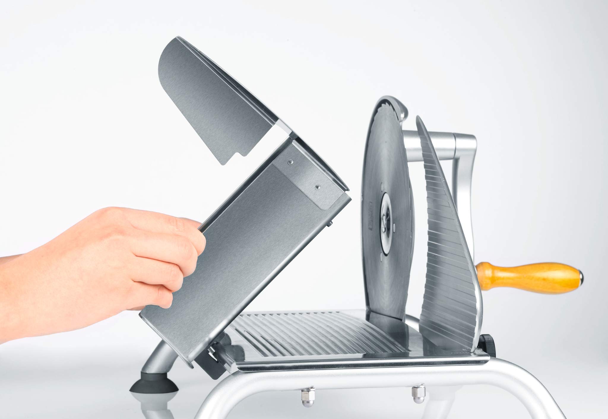 Graef Manuale H9, Manueller Vollmetall-Allesschneider mit 190mm Wellenschliffmesser, 0-15mm Schnittstärke, mit Originalverpackung.",
"thoughtSignature": "CucFAdHtim9JsKNCyxl99HLn4M+CkR6XB2tXgFpMha7jWo9iu+RHSBhSfJRa33E9 | SNB4vN | Zustand: Neu – Bild 5