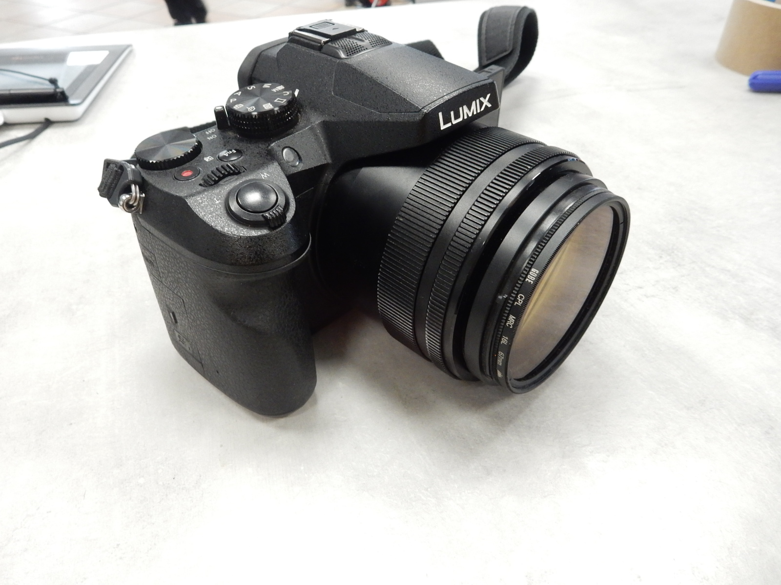 Panasonic Lumix DMC-FZ2000, Bridge-Kamera mit 1-Zoll-Sensor, 20x opt. Zoom und 4K-Video. Inkl. Ladegerät und 2 Akkus. | Zustand: Sehr Gut – Bild 2
