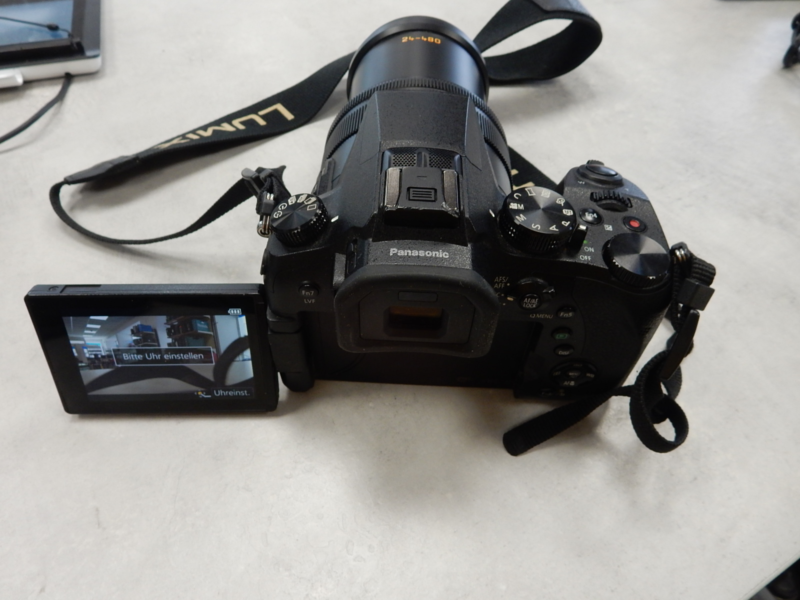 Panasonic Lumix DMC-FZ2000, Bridge-Kamera mit 1-Zoll-Sensor, 20x opt. Zoom und 4K-Video. Inkl. Ladegerät und 2 Akkus. | Zustand: Sehr Gut – Bild 3