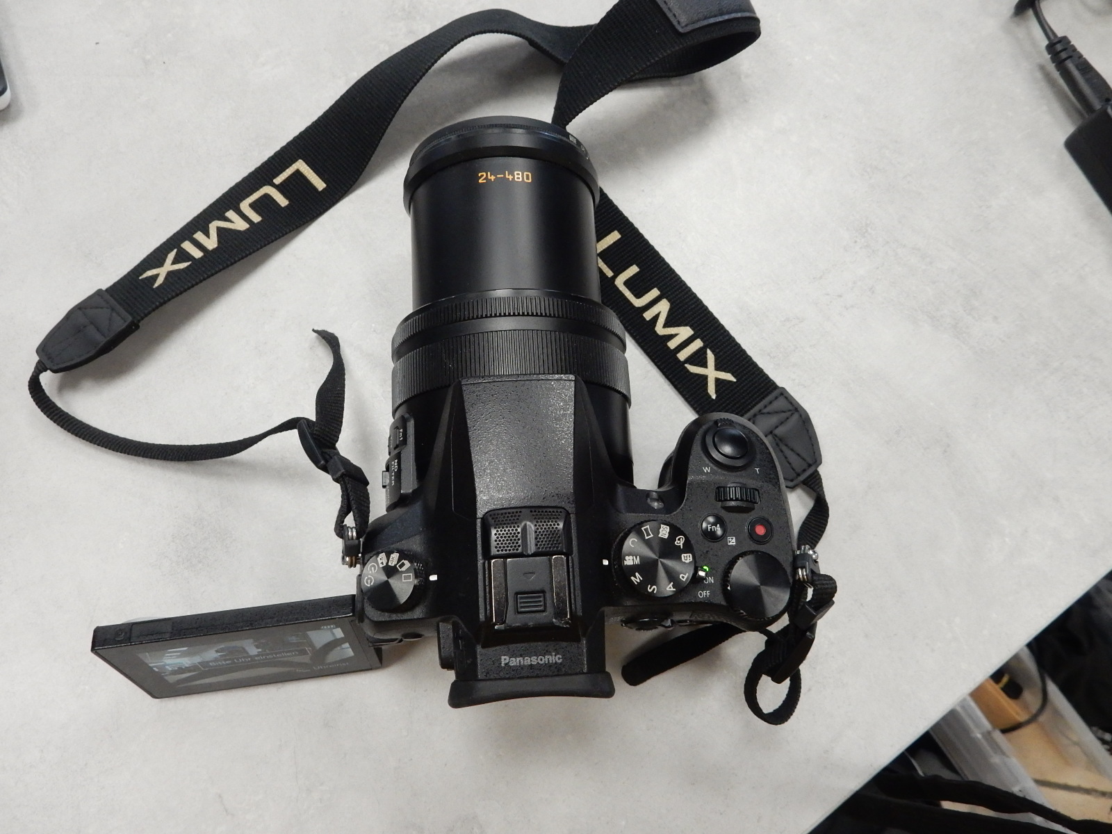 Panasonic Lumix DMC-FZ2000, Bridge-Kamera mit 1-Zoll-Sensor, 20x opt. Zoom und 4K-Video. Inkl. Ladegerät und 2 Akkus. | Zustand: Sehr Gut – Bild 4