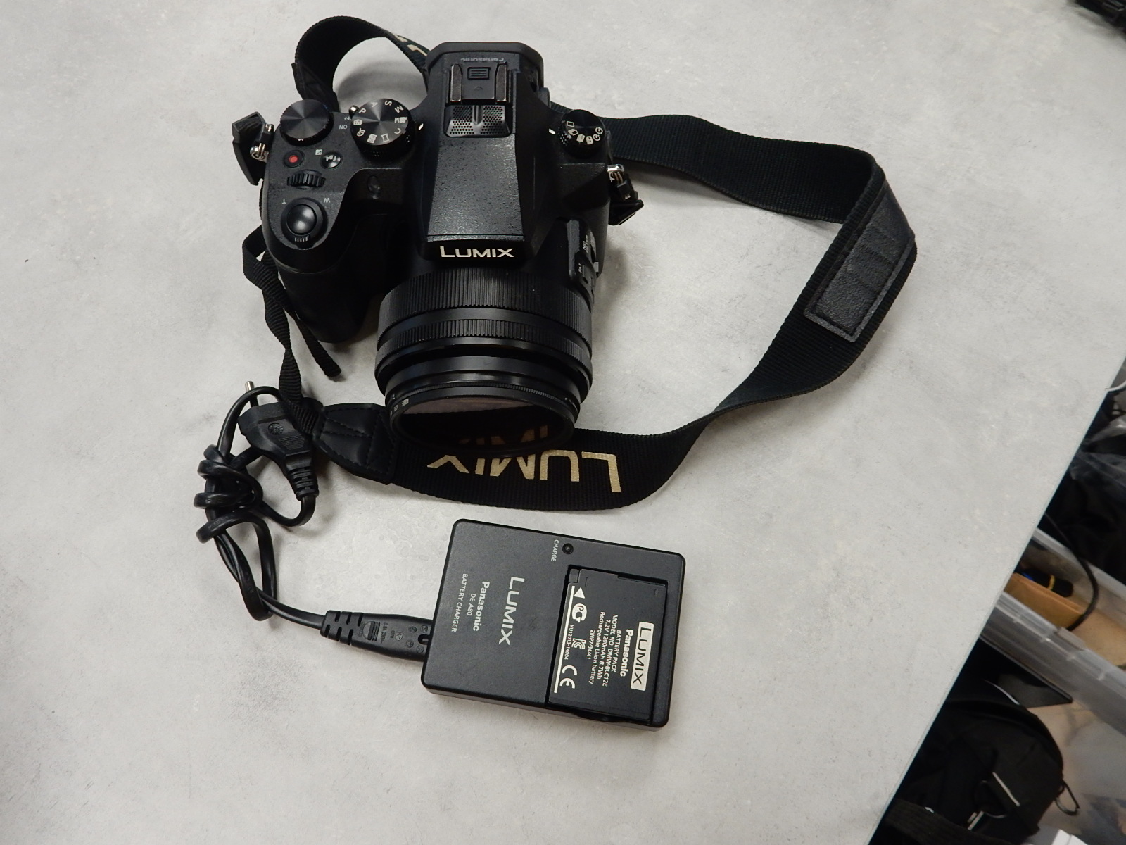 Panasonic Lumix DMC-FZ2000, Bridge-Kamera mit 1-Zoll-Sensor, 20x opt. Zoom und 4K-Video. Inkl. Ladegerät und 2 Akkus. | Zustand: Sehr Gut – Bild 6