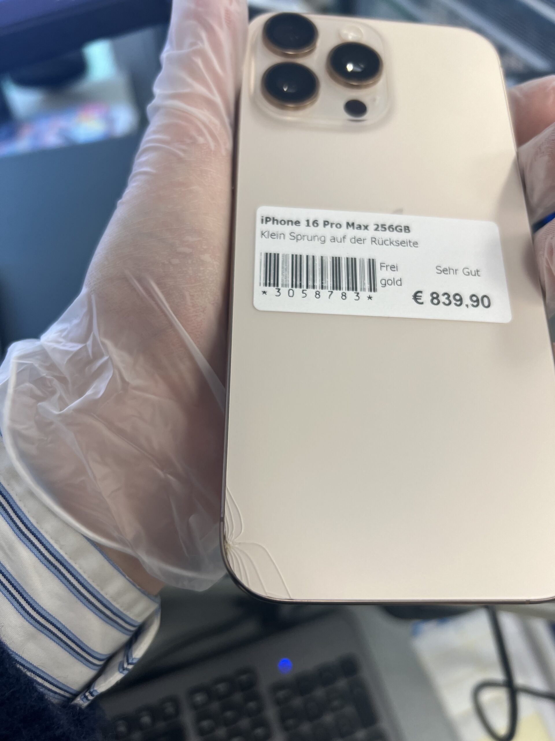 iPhone 16 Pro Max 256GB, Titan-Design, A18 Pro Chip, 6.9" Display, Kleiner Sprung auf der Rückseite. | SimLock: Frei | Zustand: Sehr Gut | Farbe: gold | Akku: 95% – Bild 3