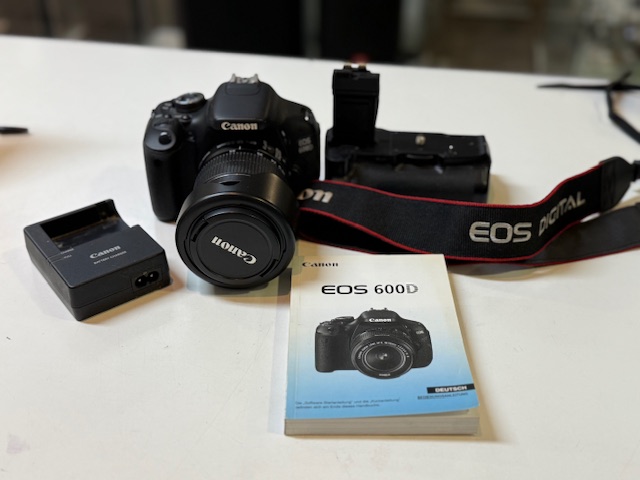 Canon EOS 600D Digitalkamera, Mit EF-S 18-55mm IS II Objektiv, Ladegerät und Batteriegriff. | Zustand: Gut – Bild 2