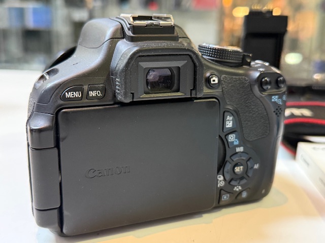 Canon EOS 600D Digitalkamera, Mit EF-S 18-55mm IS II Objektiv, Ladegerät und Batteriegriff. | Zustand: Gut – Bild 3