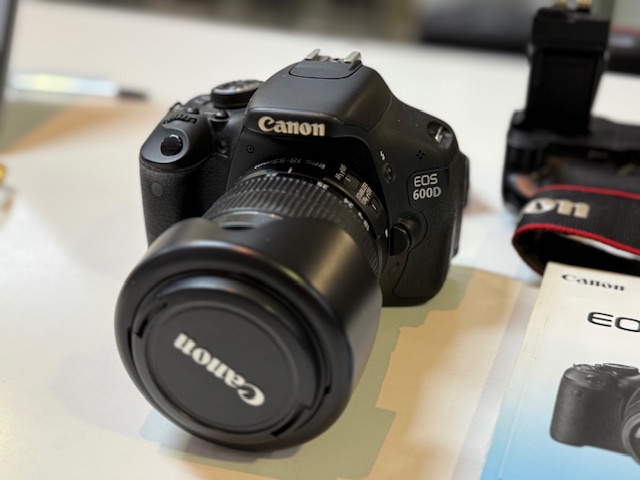 Canon EOS 600D Digitalkamera, Mit EF-S 18-55mm IS II Objektiv, Ladegerät und Batteriegriff. | Zustand: Gut – Bild 4