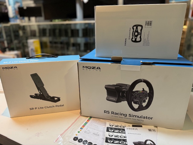 Moza R5 ES SR-P Lite Schwarz, R5 Bundle mit Lenkrad, eelbase, SR-P Lite Pedalen und Lenkradständer für PC. | Zustand: Sehr Gut