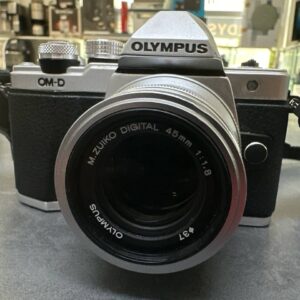 Olympus OM-D E-M10 II + M.Zuiko 45mm F1.8, Portrait-Festbrennweite, 2 Akkus + Ladegerät. Akkuverschluss-Feder fehlt (nutzbar). | Zustand: Gut
