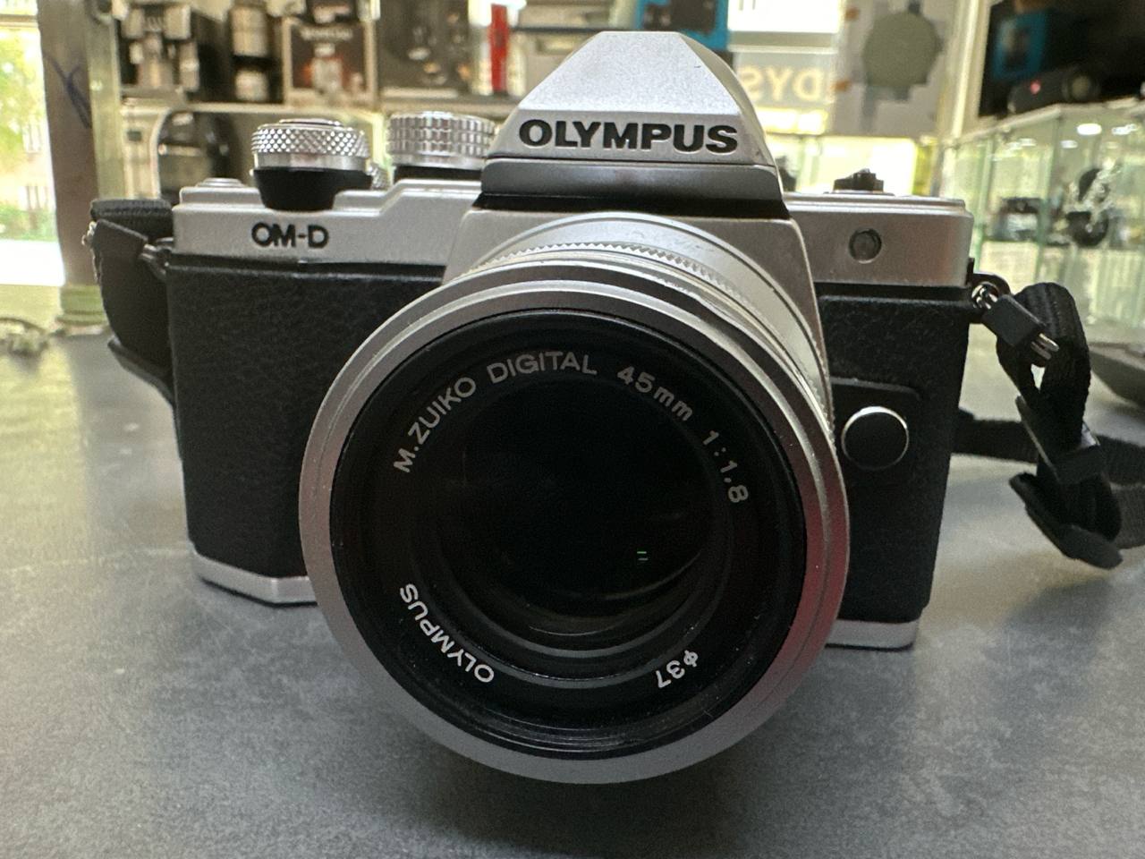 Olympus OM-D E-M10 II + M.Zuiko 45mm F1.8, Portrait-Festbrennweite, 2 Akkus + Ladegerät. Akkuverschluss-Feder fehlt (nutzbar). | Zustand: Gut