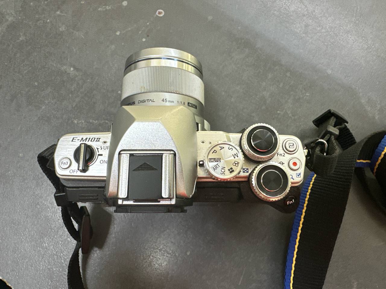 Olympus OM-D E-M10 II + M.Zuiko 45mm F1.8, Portrait-Festbrennweite, 2 Akkus + Ladegerät. Akkuverschluss-Feder fehlt (nutzbar). | Zustand: Gut – Bild 2