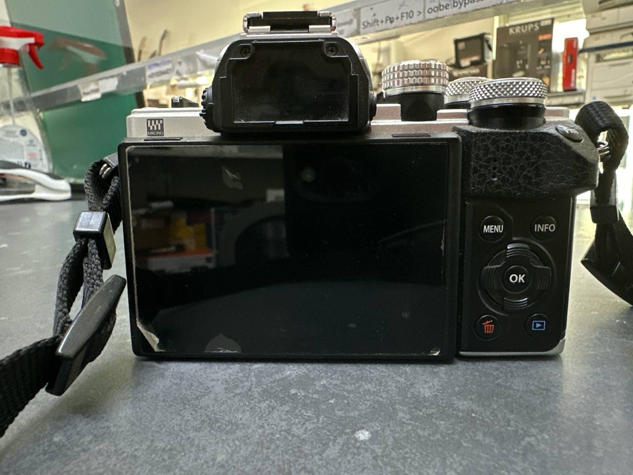 Olympus OM-D E-M10 II + M.Zuiko 45mm F1.8, Portrait-Festbrennweite, 2 Akkus + Ladegerät. Akkuverschluss-Feder fehlt (nutzbar). | Zustand: Gut – Bild 3