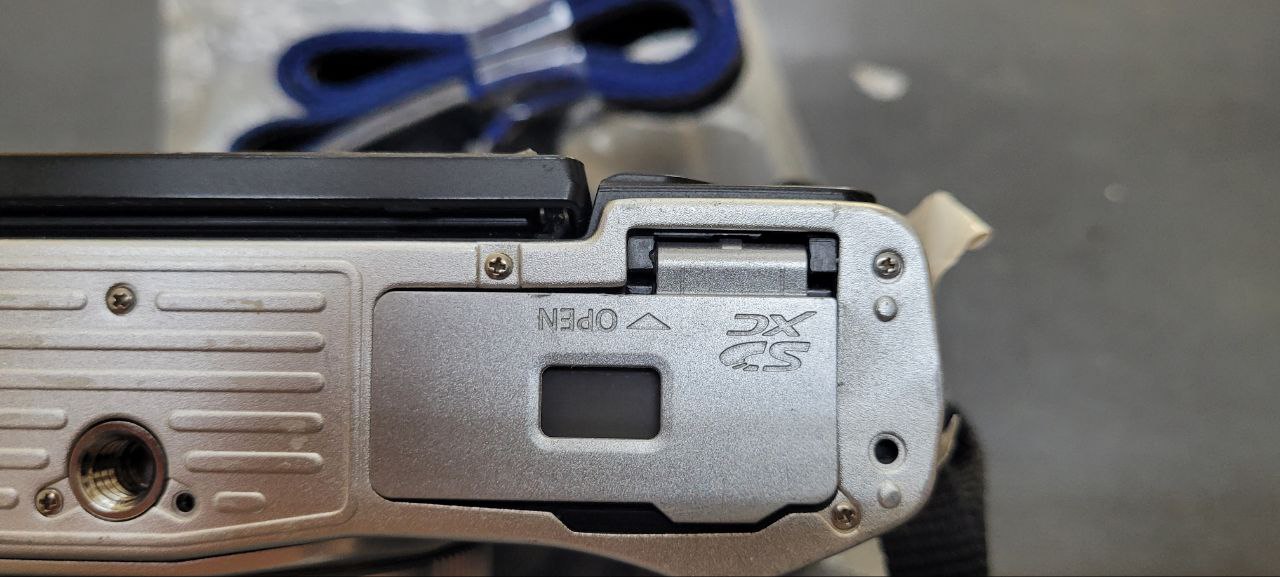 Olympus OM-D E-M10 II + M.Zuiko 45mm F1.8, Portrait-Festbrennweite, 2 Akkus + Ladegerät. Akkuverschluss-Feder fehlt (nutzbar). | Zustand: Gut – Bild 4