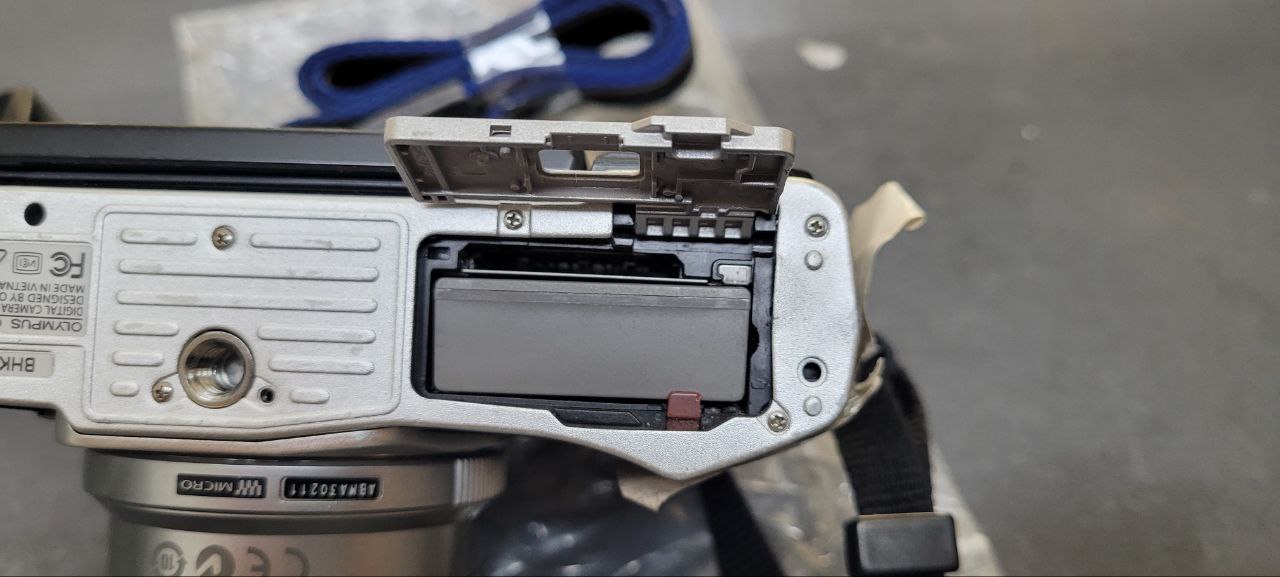 Olympus OM-D E-M10 II + M.Zuiko 45mm F1.8, Portrait-Festbrennweite, 2 Akkus + Ladegerät. Akkuverschluss-Feder fehlt (nutzbar). | Zustand: Gut – Bild 5