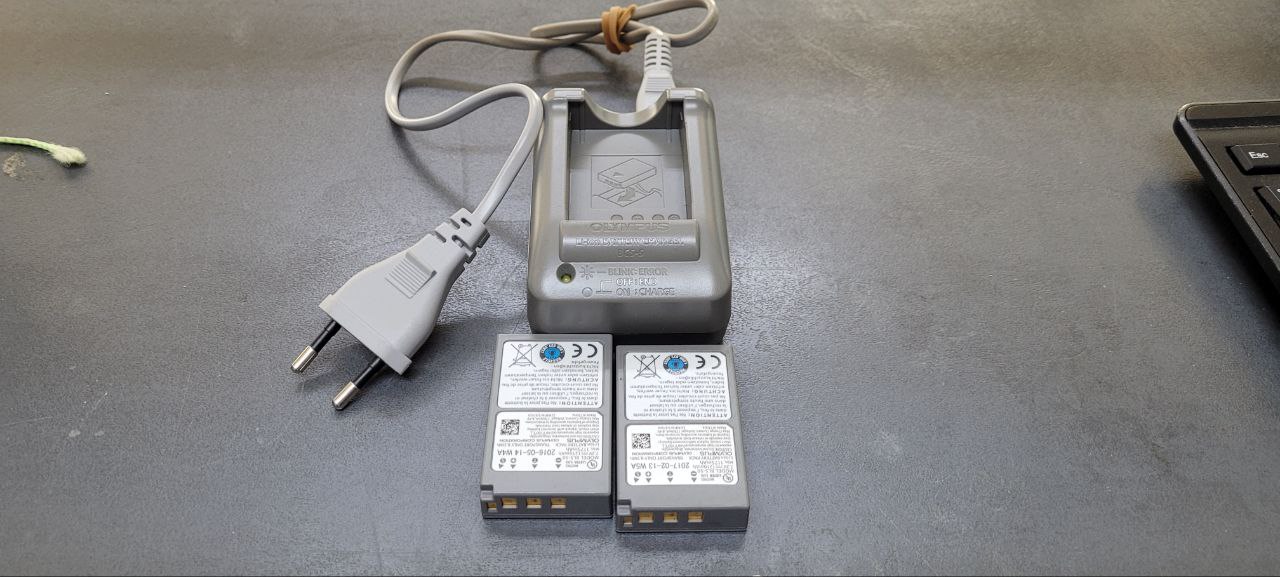 Olympus OM-D E-M10 II + M.Zuiko 45mm F1.8, Portrait-Festbrennweite, 2 Akkus + Ladegerät. Akkuverschluss-Feder fehlt (nutzbar). | Zustand: Gut – Bild 6