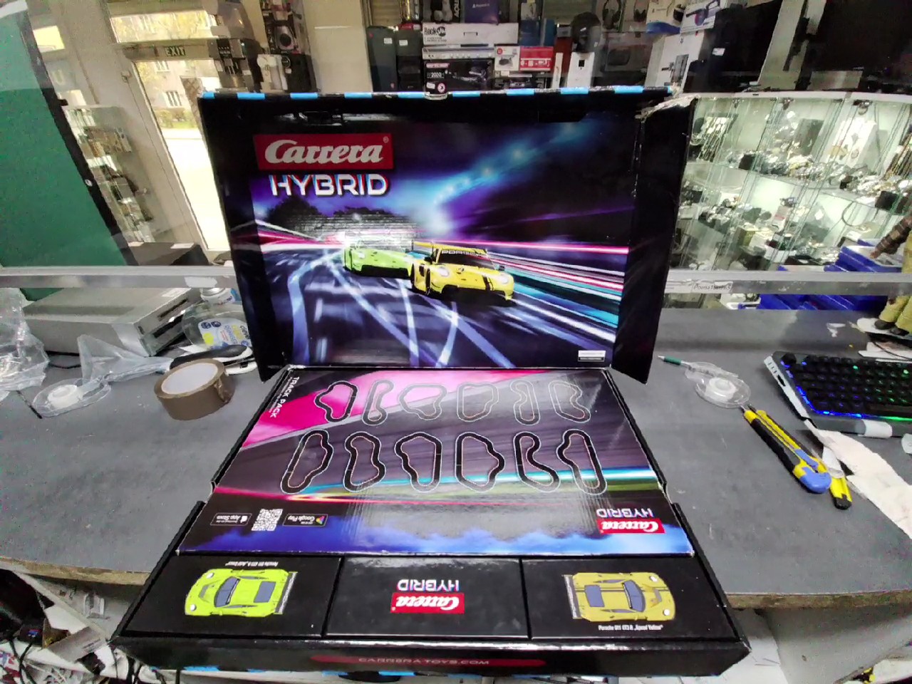 Carrera Hybrid 50050001 Green Hell, Rennbahn-Set mit 2 Porsche 911 GT3 R (Acid Green | Speed Yellow) im Maßstab 1:50, 6,09m Streckenlänge, App-Steuerung. | Zustand: Sehr Gut – Bild 2