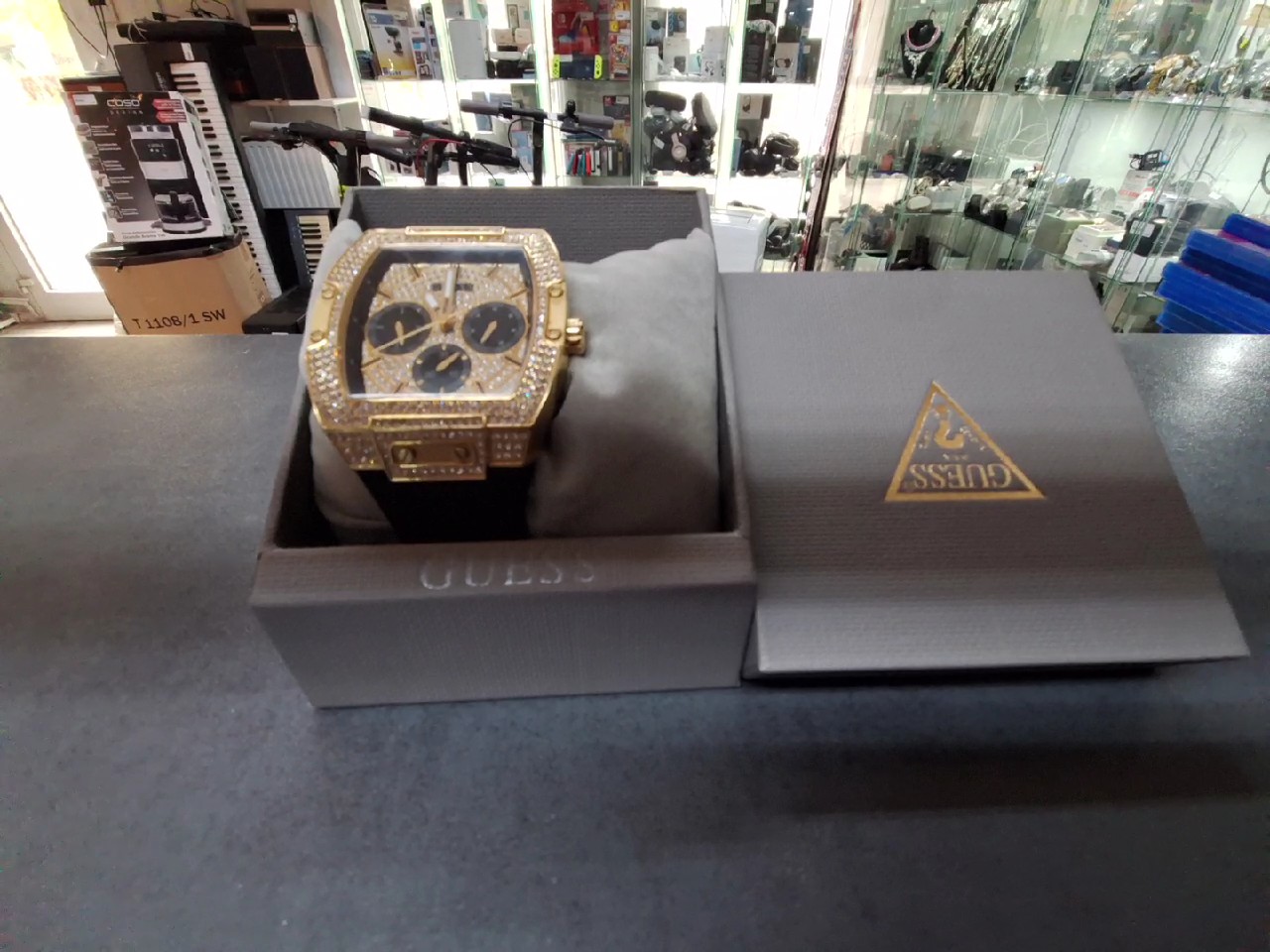 Guess Phoenix GW0048G2, Herrenuhr, Goldfarben, Multifunktion, Quarz, Leder-Silikonarmband, Kristalle, mit Originalverpackung | Zustand: Sehr Gut – Bild 4