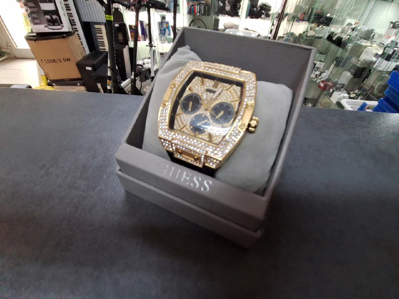 Guess Phoenix GW0048G2, Herrenuhr, Goldfarben, Multifunktion, Quarz, Leder-Silikonarmband, Kristalle, mit Originalverpackung | Zustand: Sehr Gut – Bild 6